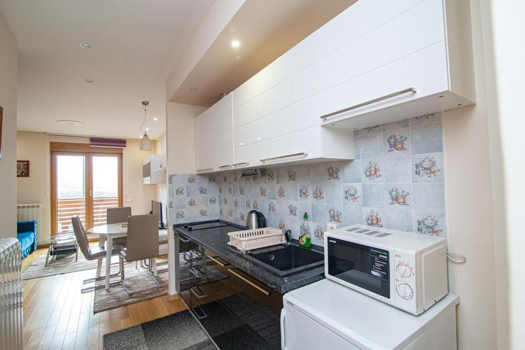A cozinha ou kitchenette de Luxury Kalman Centar Apartman