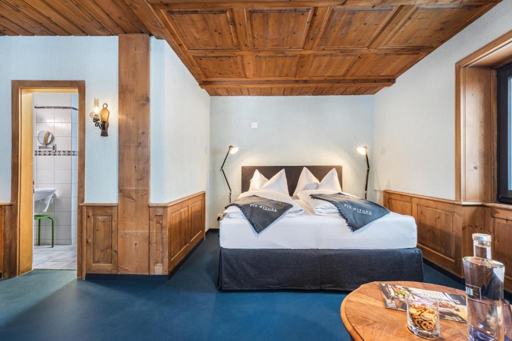 Postel nebo postele na pokoji v ubytování Hotel Piz Mitgel