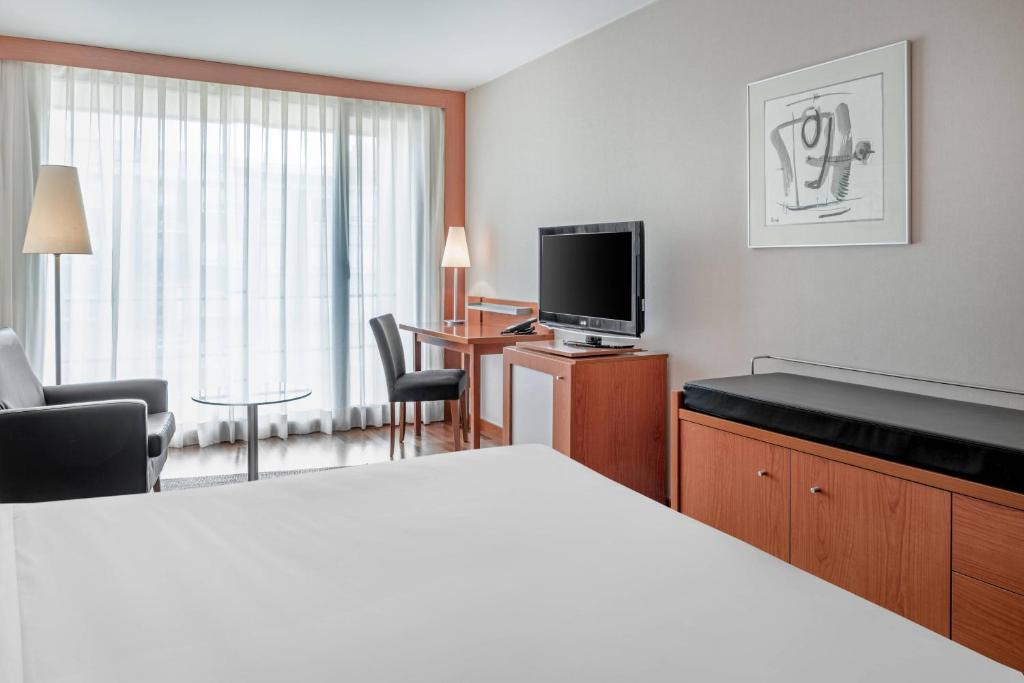 TV a/nebo společenská místnost v ubytování AC Hotel La Rioja by Marriott