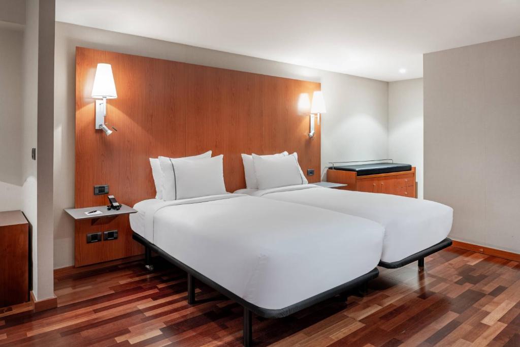 Postel nebo postele na pokoji v ubytování AC Hotel La Rioja by Marriott