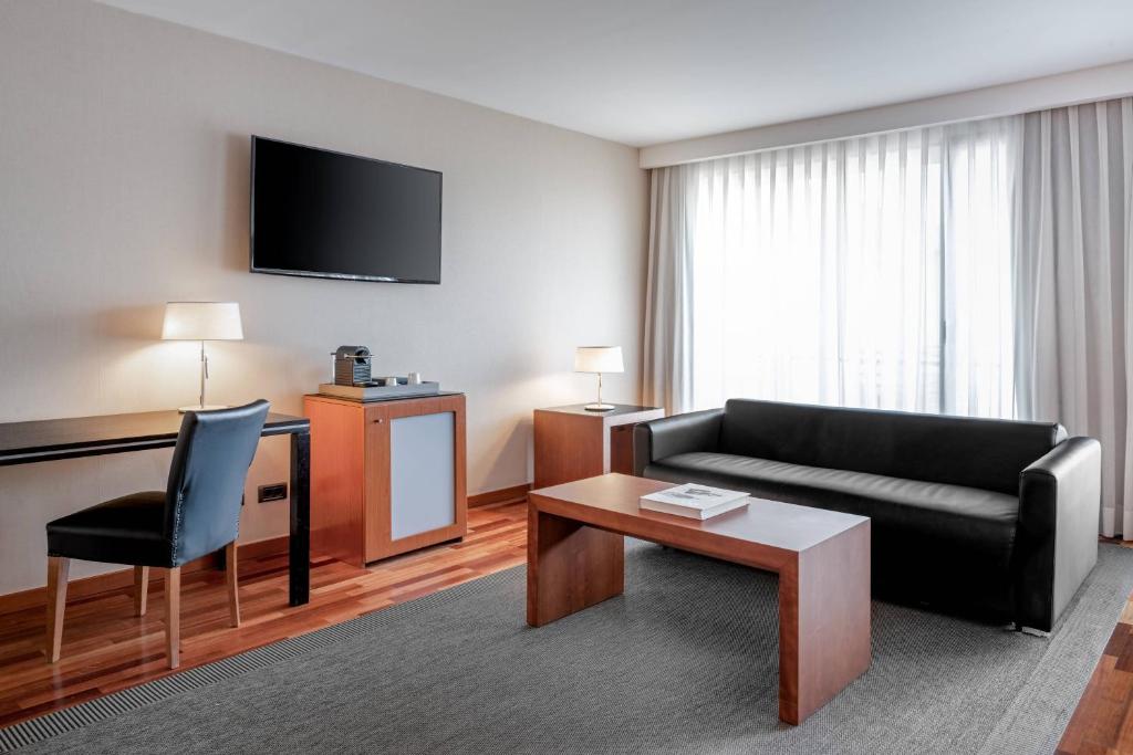 TV a/nebo společenská místnost v ubytování AC Hotel La Rioja by Marriott