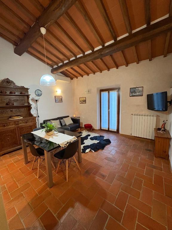 a living room with a table and a couch at Apartment Marilù in Greve in Chianti