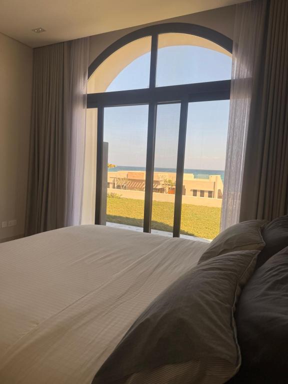 Postel nebo postele na pokoji v ubytování Beach house بيت البحر