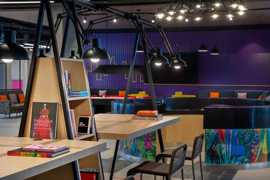 لابی و فضای عمومی Aloft by Marriott Dubai Airport - تصویر ۵