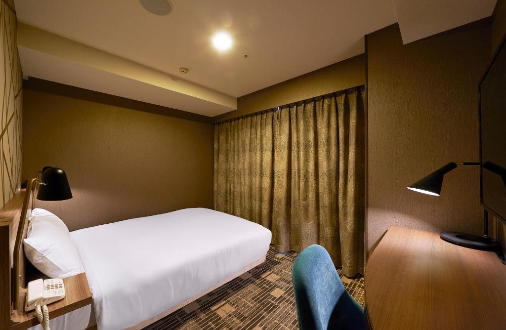 Postel nebo postele na pokoji v ubytování Sotetsu Fresa Inn Kawasaki-Higashiguchi