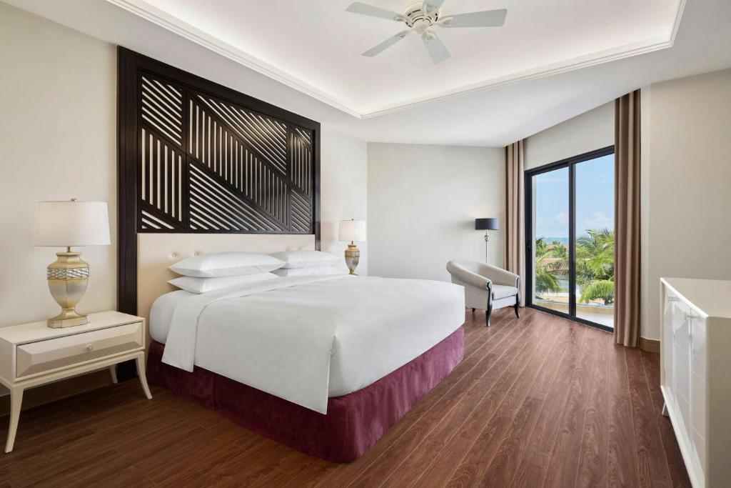 Postel nebo postele na pokoji v ubytování Renaissance Hoi An Resort & Spa