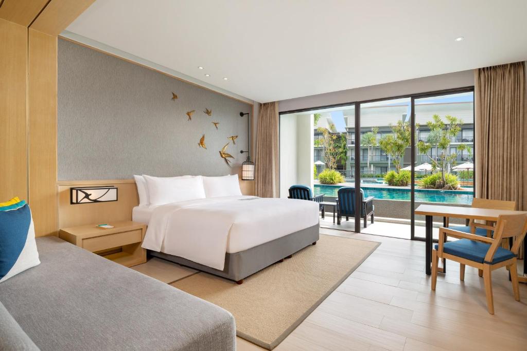 Postel nebo postele na pokoji v ubytování Le Meridien Khao Lak Resort & Spa