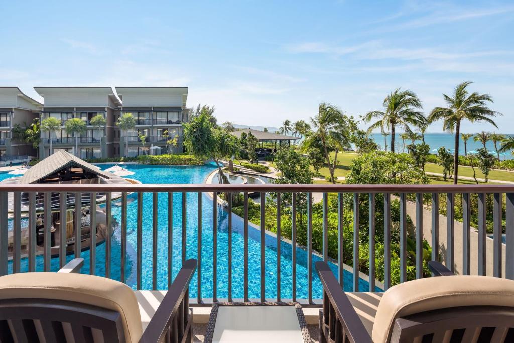 Bazén v ubytování Le Meridien Khao Lak Resort & Spa nebo v jeho okolí