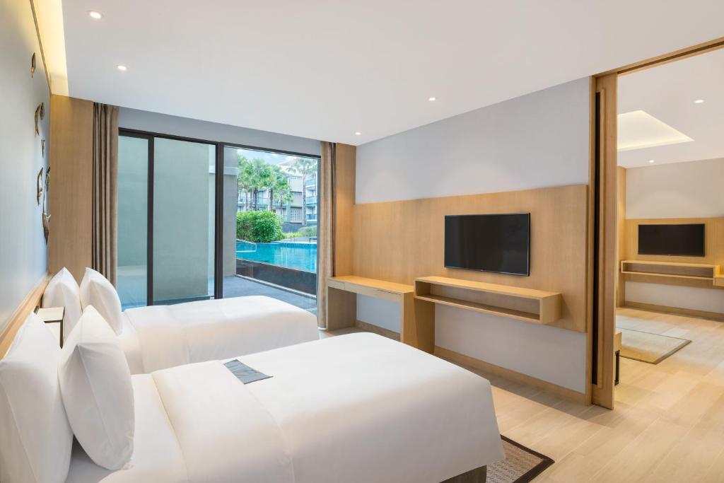 TV a/nebo společenská místnost v ubytování Le Meridien Khao Lak Resort & Spa