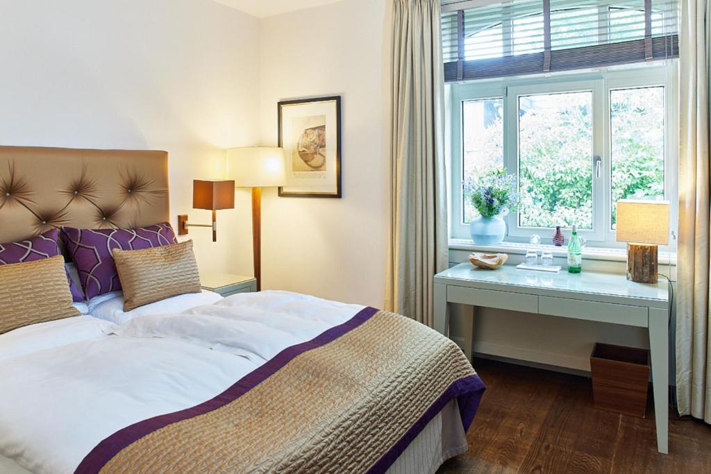 Postel nebo postele na pokoji v ubytování Remise am Süllberg - Das kleine, feine Hotel in Blankenese