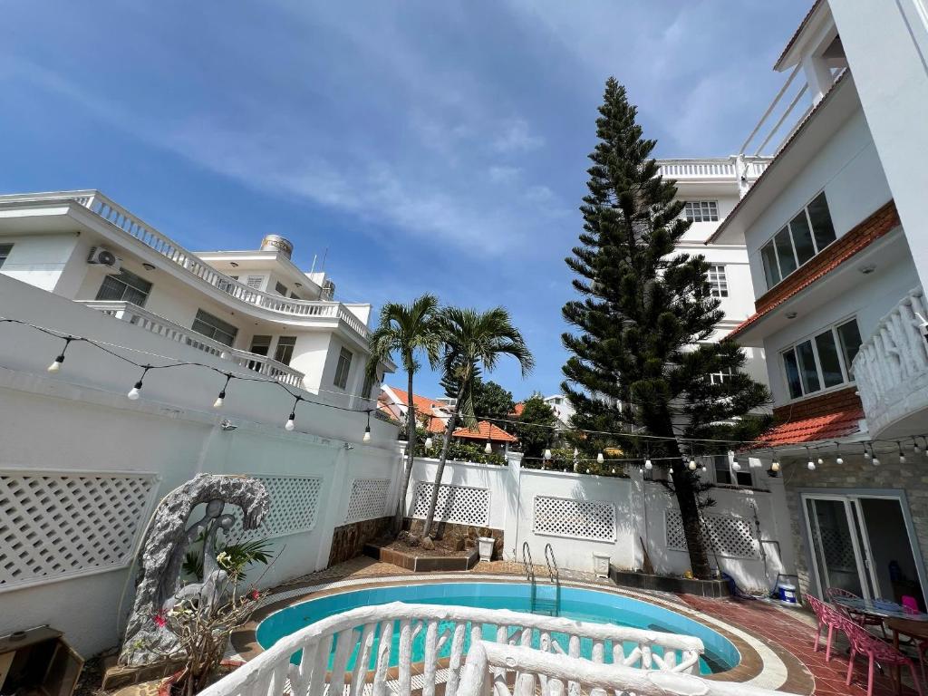 een huis met een zwembad voor een gebouw bij Biệt Thự Nguyên Căn đường Trần Phú Vũng Tàu - View Biển Bãi trước - Hồ bơi sân vườn riêng - 7 phòng ngủ lớn in Vung Tau