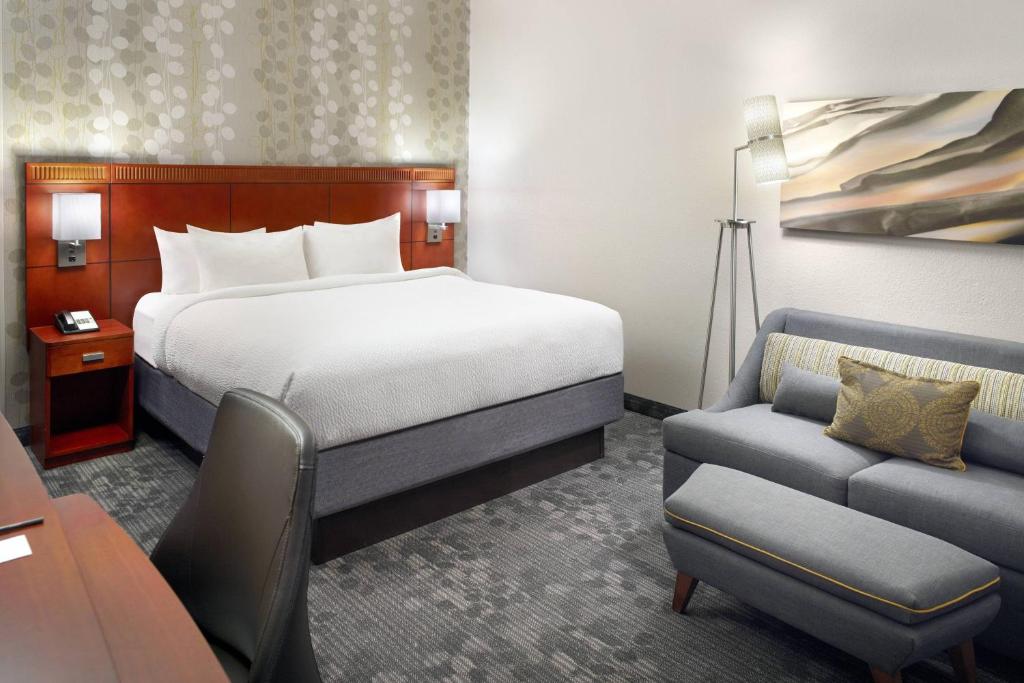Courtyard Greenville Haywood Mall - Zimmer Mit Kingsize-Bett Und Balkon