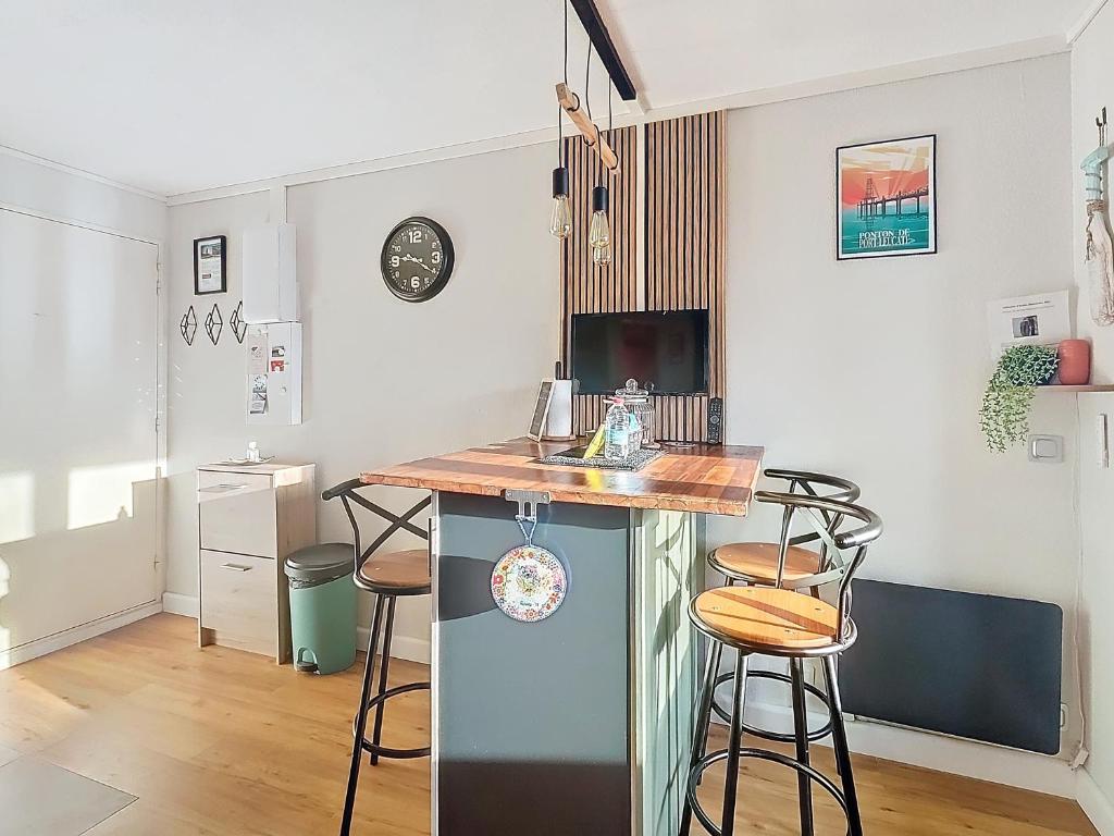 TV a/nebo společenská místnost v ubytování Chic Appartement 4 personnes