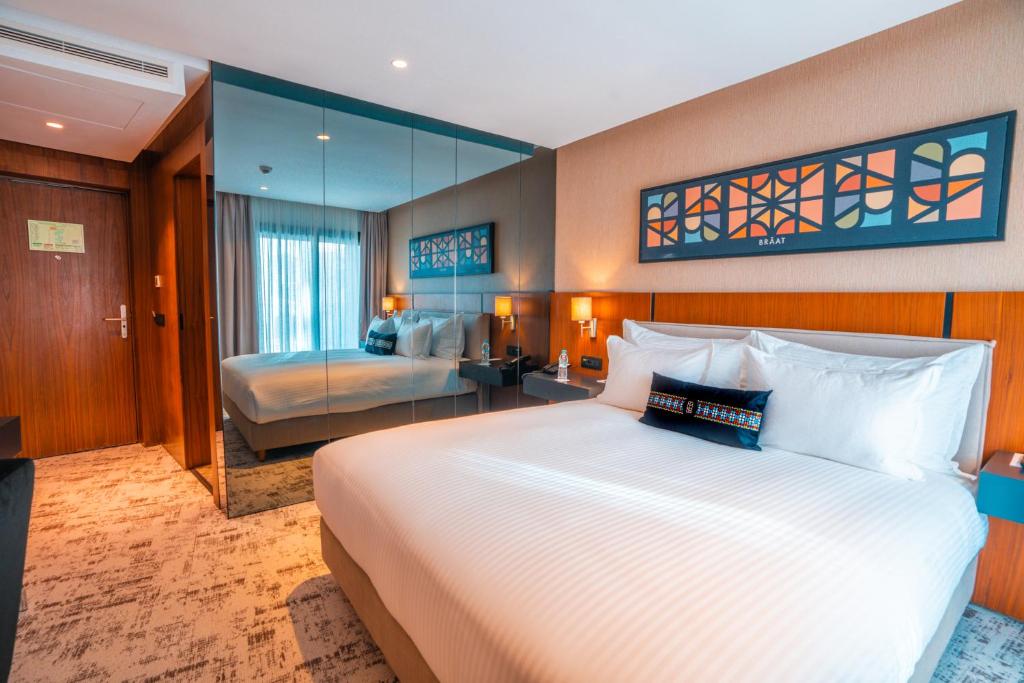Postel nebo postele na pokoji v ubytování BRĂAT Hôtel