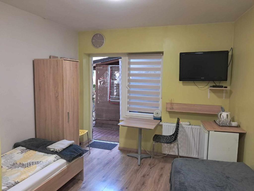 Noclegi Julia pokoje 1-3 parter Chodkiewicza 161 Kielce - 2