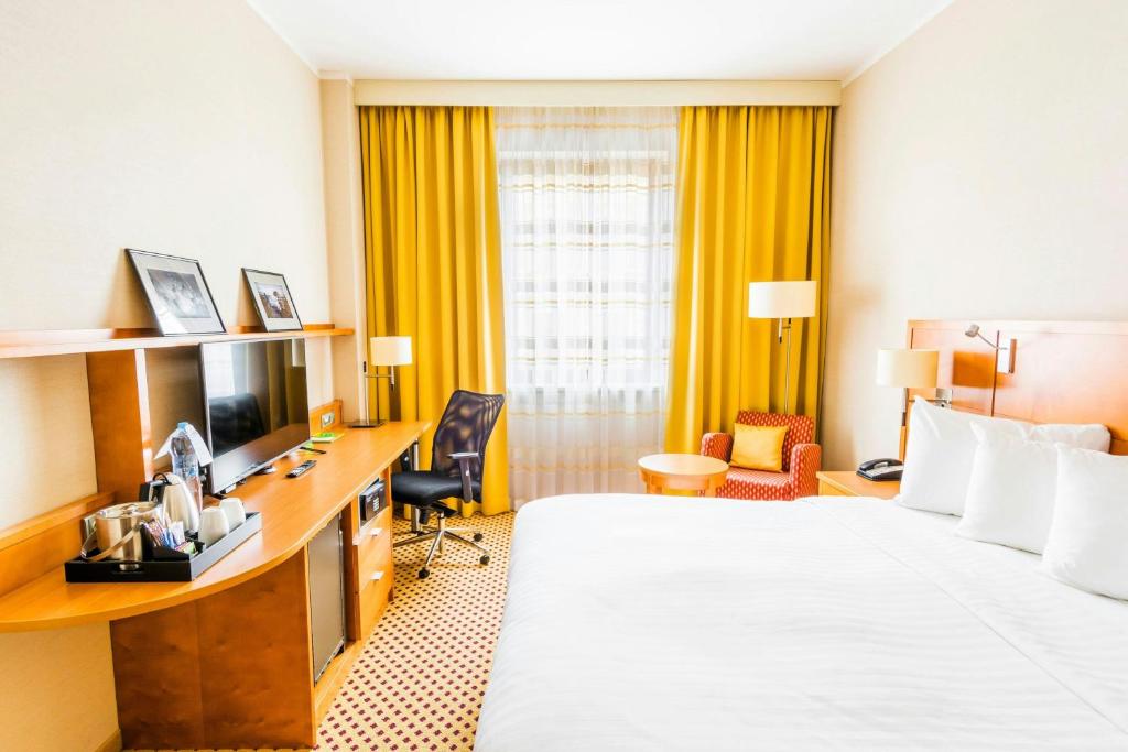 TV a/nebo společenská místnost v ubytování Courtyard by Marriott Pilsen