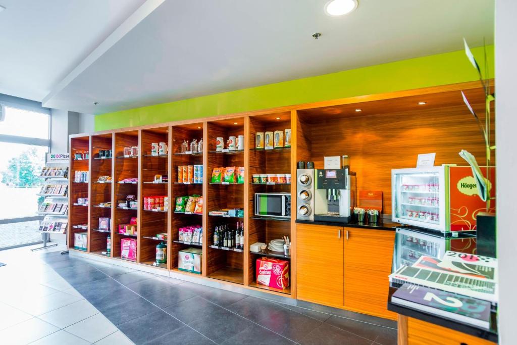 Příslušenství pro přípravu čaje a kávy v ubytování Courtyard by Marriott Pilsen