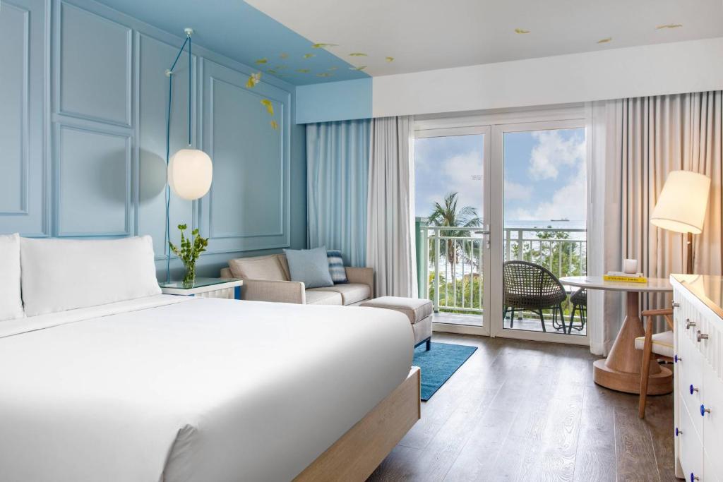 Postel nebo postele na pokoji v ubytování Renaissance Wind Creek Curacao Resort