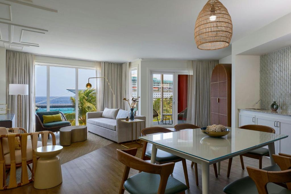 Posezení v ubytování Renaissance Wind Creek Curacao Resort