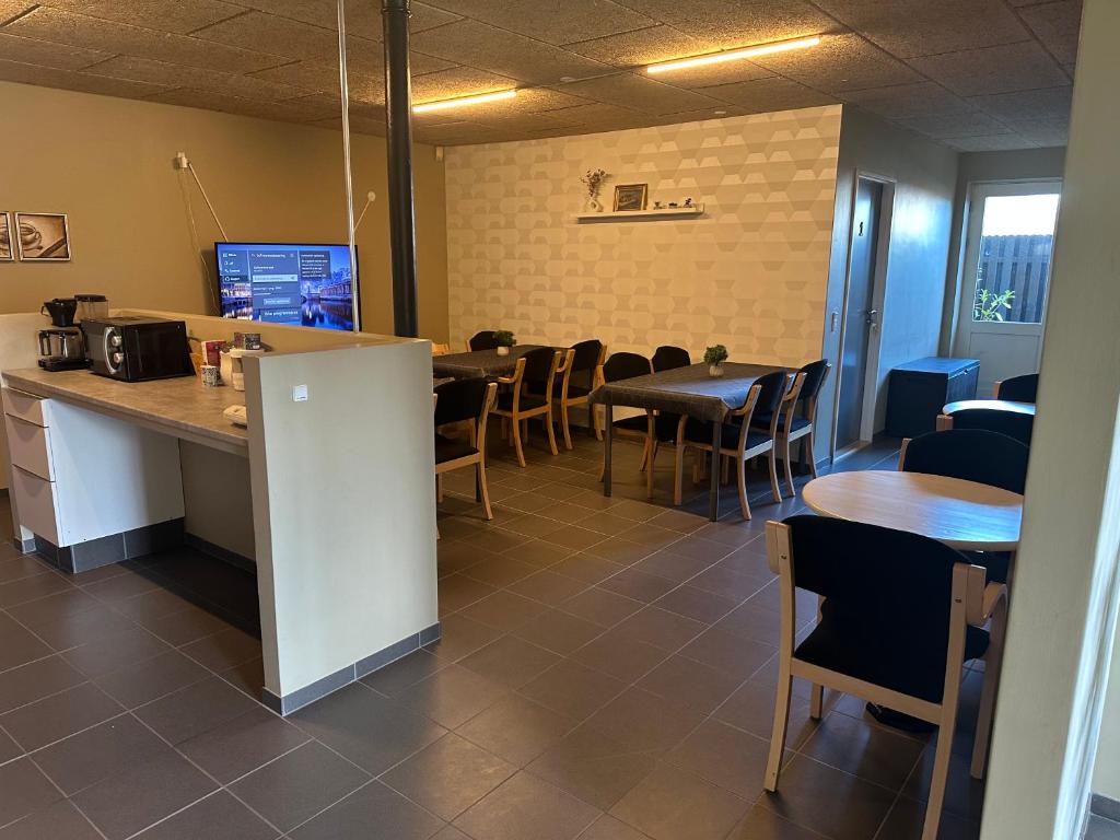 TV a/nebo společenská místnost v ubytování Det gamle snedkeri