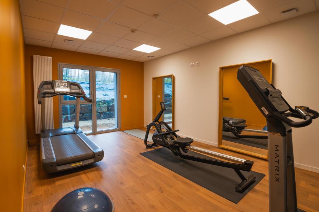 Fitness centrum a/nebo fitness zařízení v ubytování The Originals City, Ara Hôtel, Landerneau
