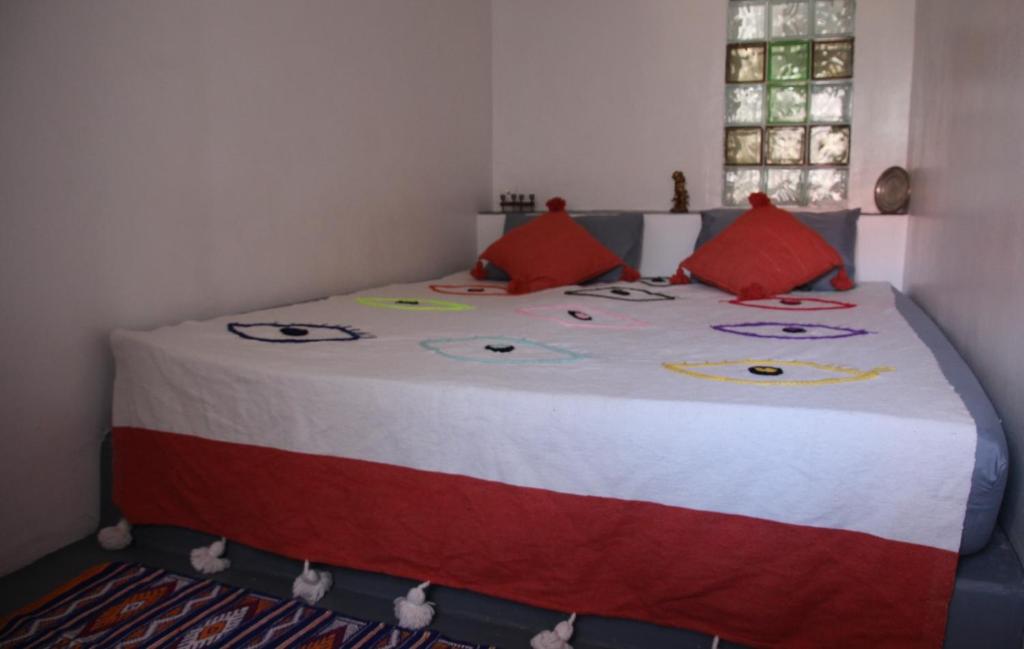Una cama o camas en una habitación de ASARAG GUEST HOUSE & Lodge