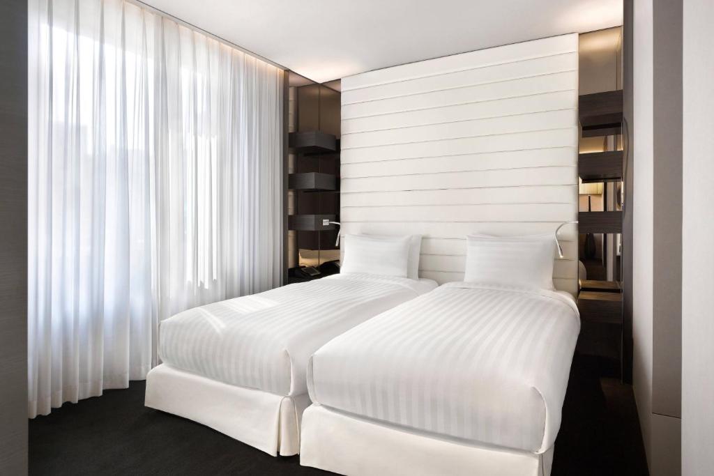 Ein Bett oder Betten in einem Zimmer der Unterkunft THE PLAZA Seoul, Autograph Collection