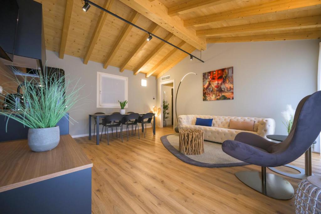 马内尔巴La Còrt Apartments - Number 5的客厅里有一张沙发和一张桌子。