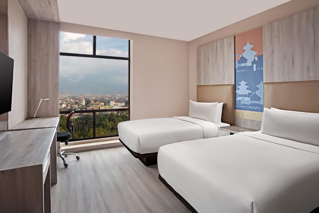 Postel nebo postele na pokoji v ubytování Aloft Kathmandu Thamel