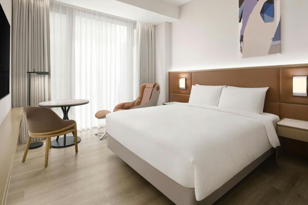 Cama ou camas em um quarto em AC Hotel by Marriott Seoul Gangnam
