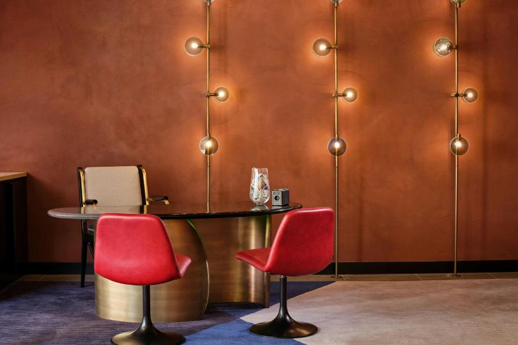 Montcalm East, Autograph Collection - Resim 17