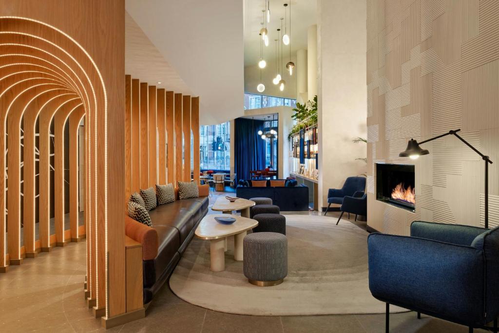 Montcalm East, Autograph Collection - Resim 16