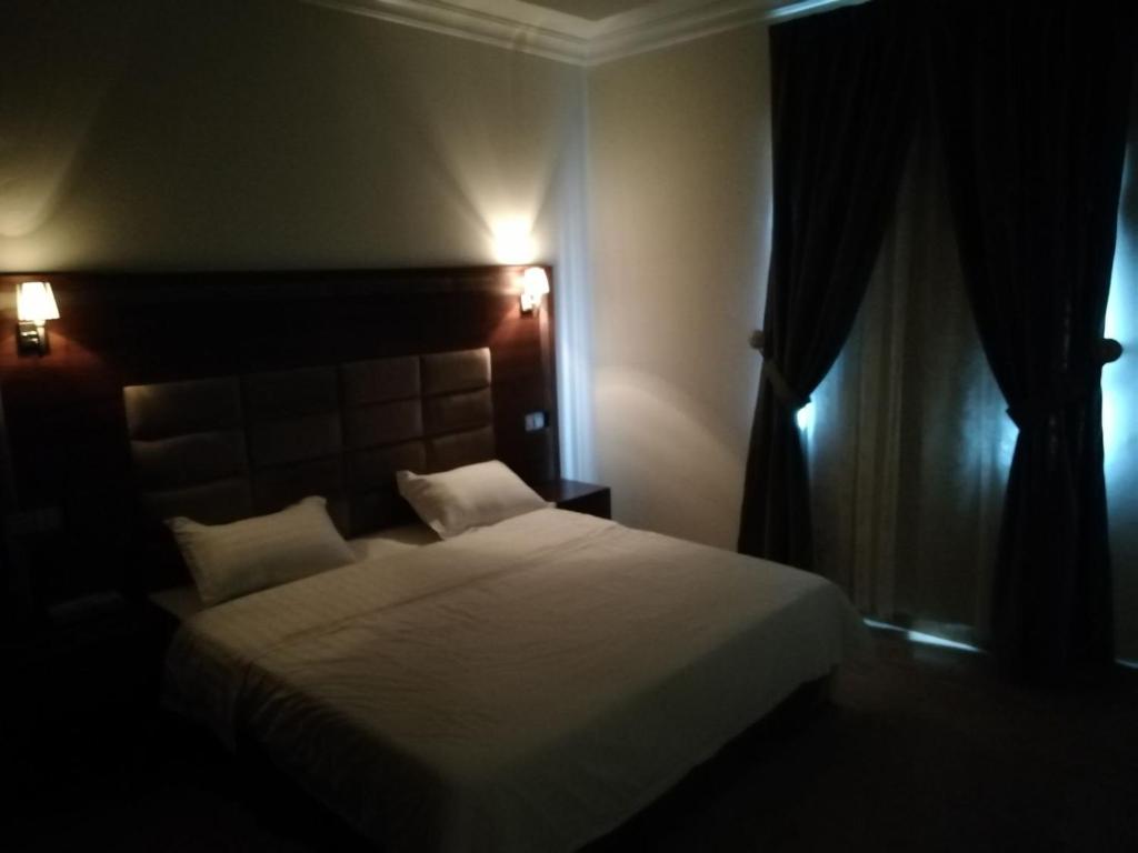 a bedroom with a white bed and a window at شقه مفروشه دوبلكس من غرفتين نوم حى العليا الخبر in Al Khobar