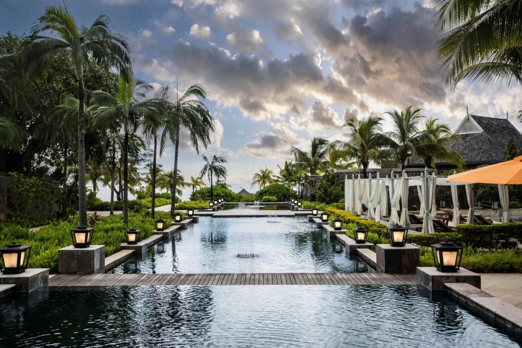 Bazén v ubytování The St. Regis Le Morne Resort, Mauritius nebo v jeho okolí