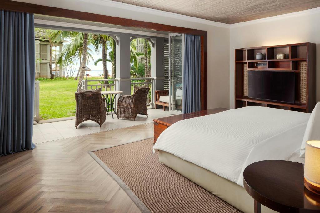 Postel nebo postele na pokoji v ubytování The St. Regis Le Morne Resort, Mauritius