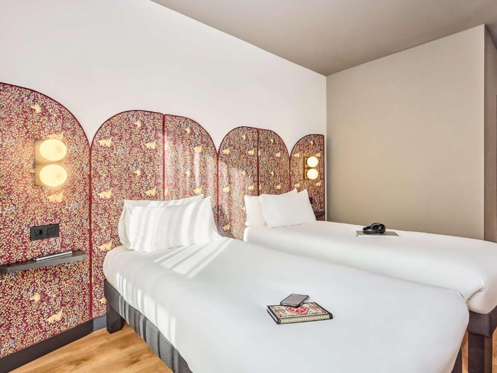 Łóżko lub łóżka w pokoju w obiekcie Ibis Styles Madrid Centro Maravillas