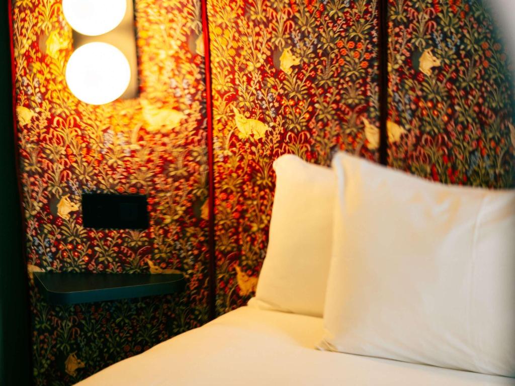 Łóżko lub łóżka w pokoju w obiekcie Ibis Styles Madrid Centro Maravillas