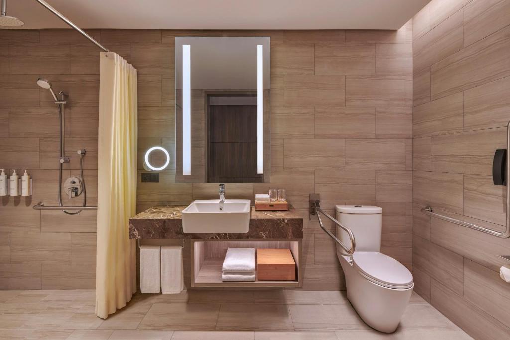 Koupelna v ubytování Courtyard by Marriott Setia Alam