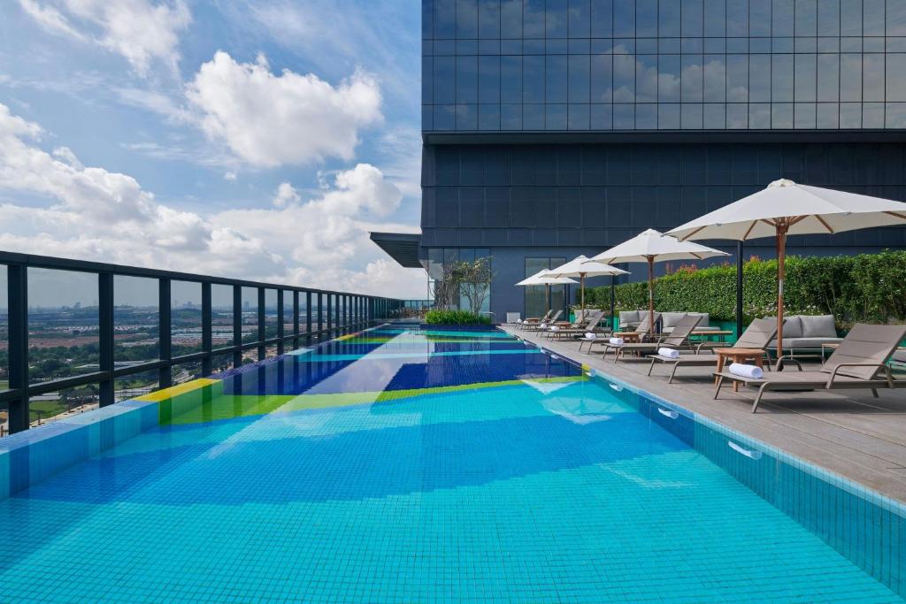Bazén v ubytování Courtyard by Marriott Setia Alam nebo v jeho okolí