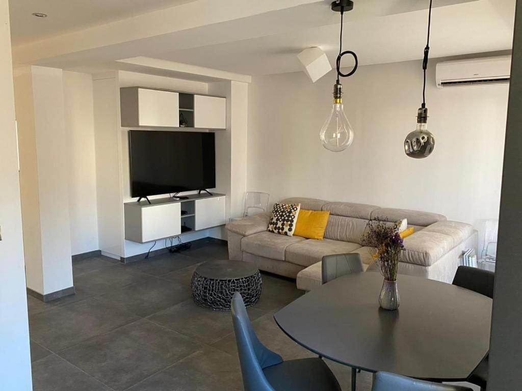 un salon avec un canapé et une table dans l'établissement Appartement MIRAMAR 6 couchages, à Cannes