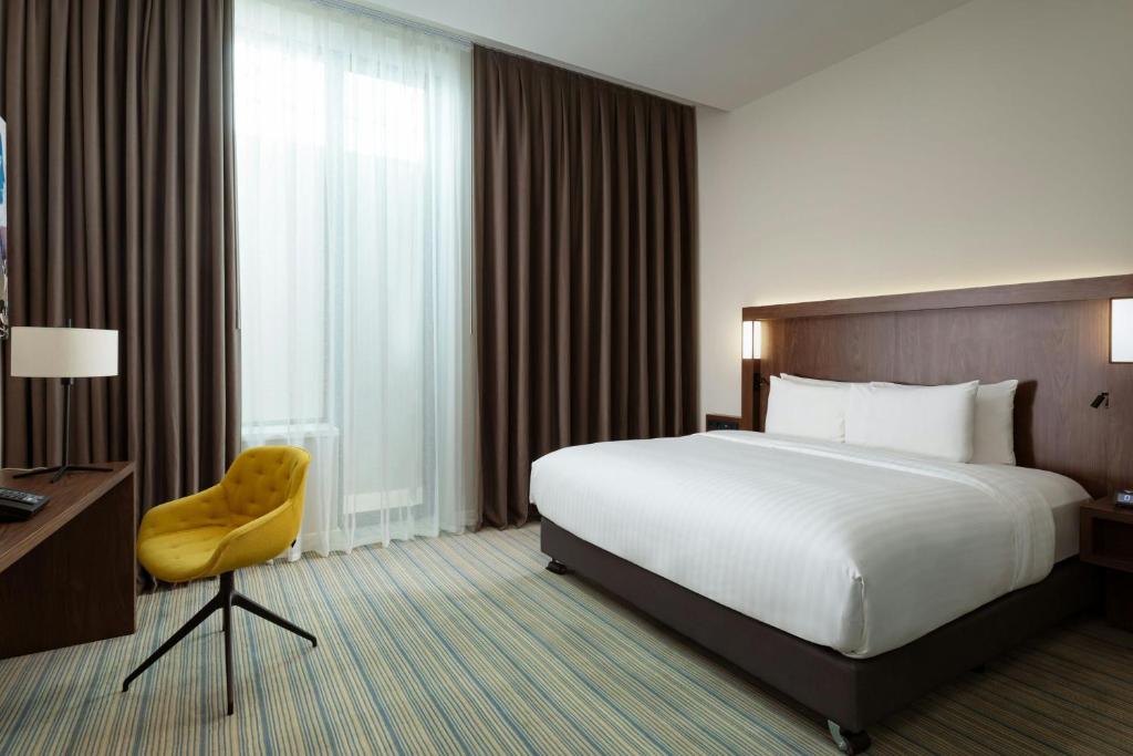 Postel nebo postele na pokoji v ubytování Courtyard by Marriott Baku