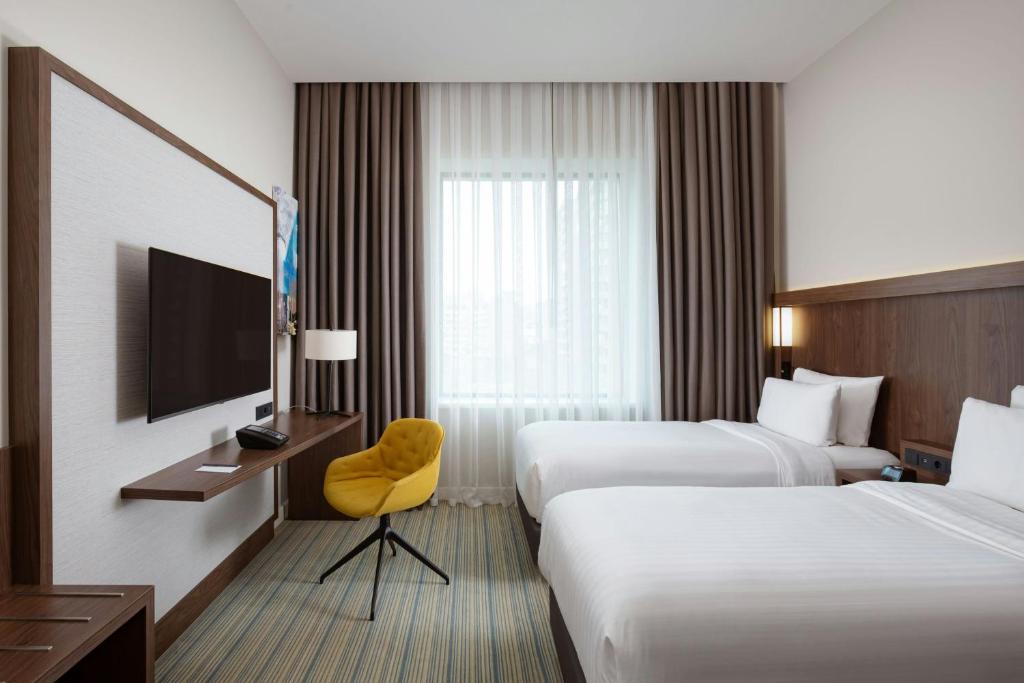 Postel nebo postele na pokoji v ubytování Courtyard by Marriott Baku