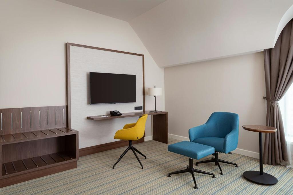 TV a/nebo společenská místnost v ubytování Courtyard by Marriott Baku