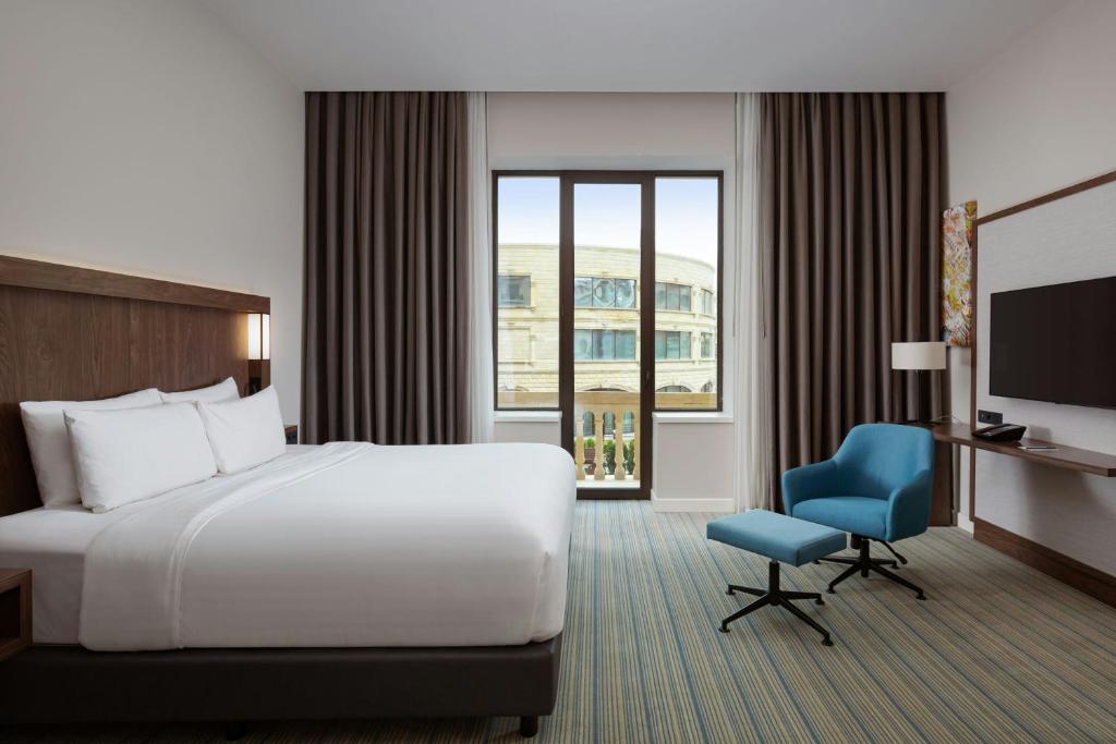 Postel nebo postele na pokoji v ubytování Courtyard by Marriott Baku