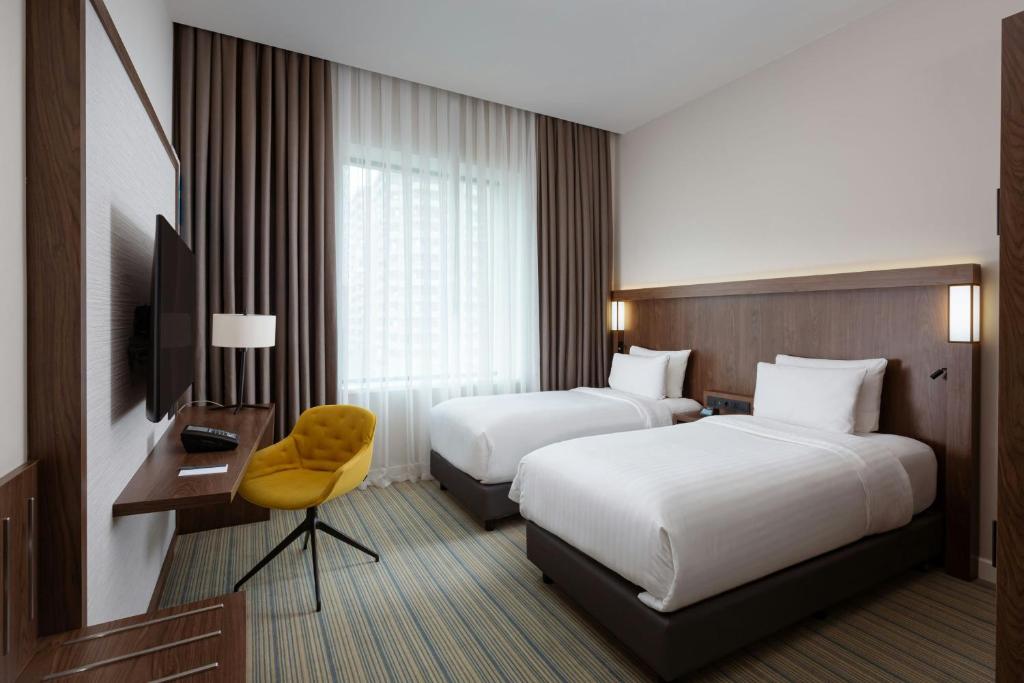 Postel nebo postele na pokoji v ubytování Courtyard by Marriott Baku