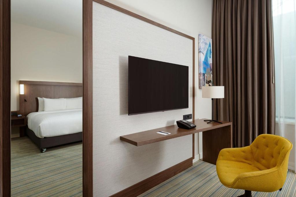 TV a/nebo společenská místnost v ubytování Courtyard by Marriott Baku