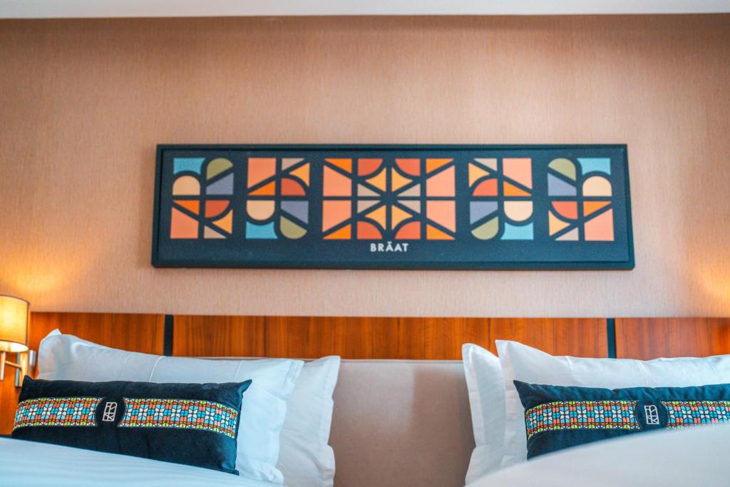 Postel nebo postele na pokoji v ubytování BRĂAT Hôtel
