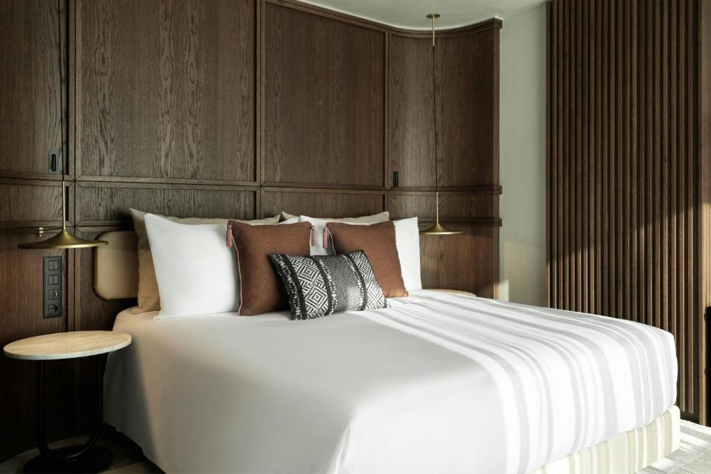 MonAsty, Thessaloniki, Autograph Collection - Resim 15