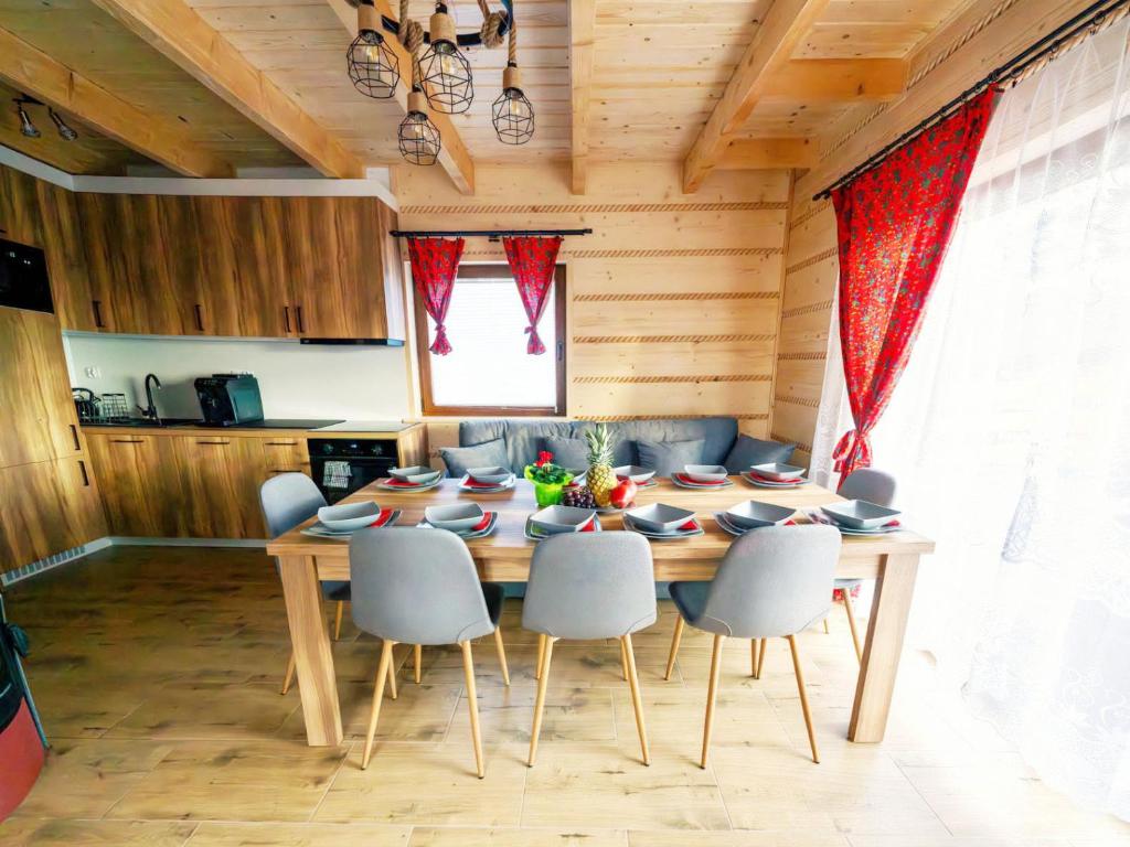 Kuchyňa alebo kuchynka v ubytovaní Domki pod Bieniatka w Szczyrku