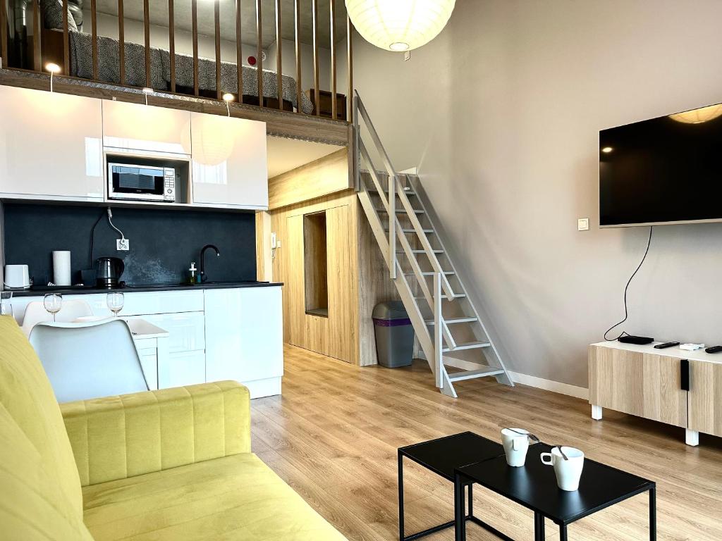 ヴロツワフにあるZarembowicza Apt 37 - Self Check-In 20h - Parking &Liftの黄色いソファとテーブルのあるリビングルーム